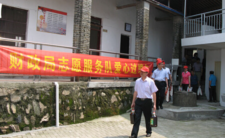 “桐城财政局志愿服务队 走进敬老院 欢乐过端午